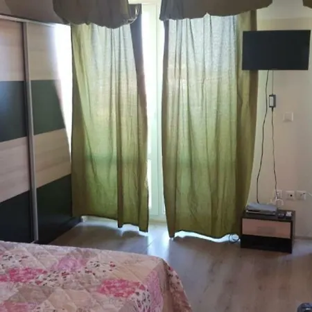 Студия У Церкви 아파트 네세부르